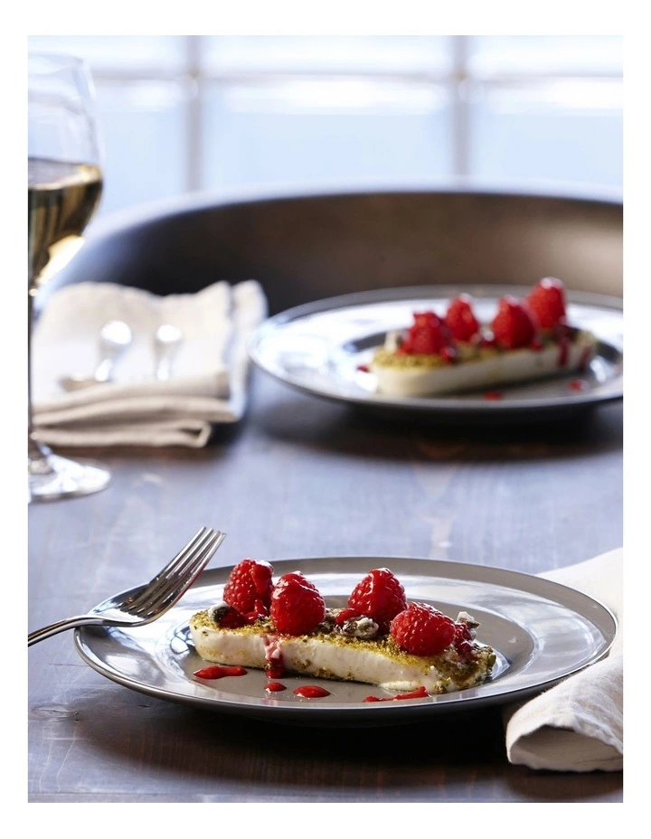 Royal Doulton Gordon Ramsay Union Street Cafe Plate 27cm Grey 3 Royal Doulton Gordon Ramsay Union Street Cafe Plate 27cm Grey - Image 3