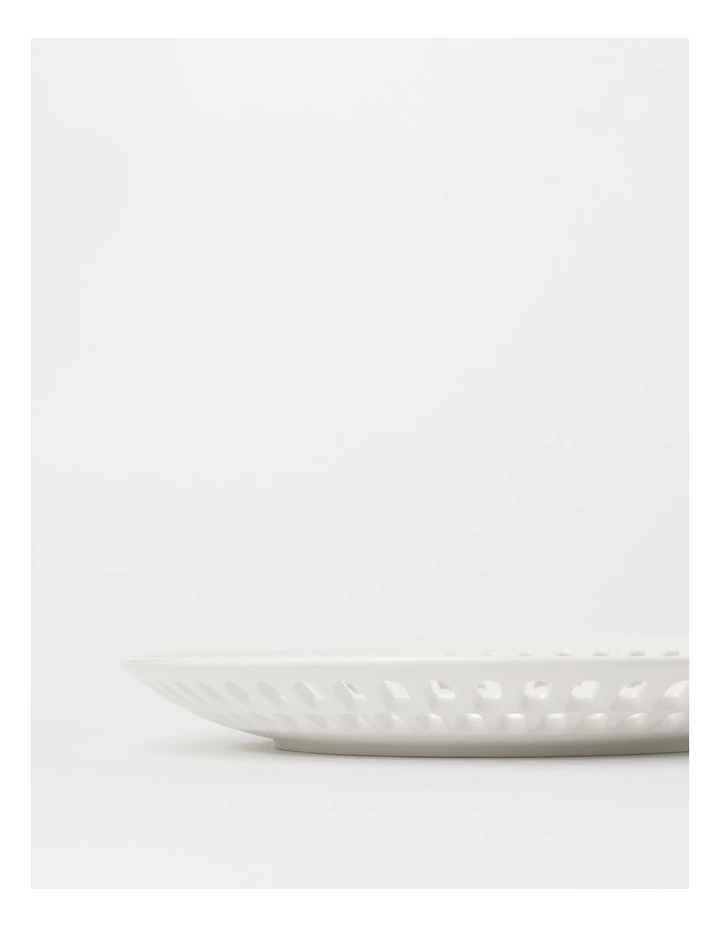 Heritage Lace Carved 30.3cm Round Platter in White 4 Heritage Lace Carved 30.3cm Round Platter in White - Image 4